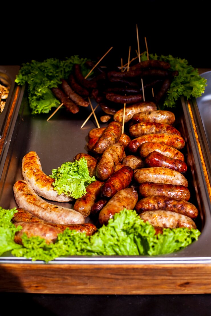 Foto grátis vista alta da deliciosa variedade de carne e salada