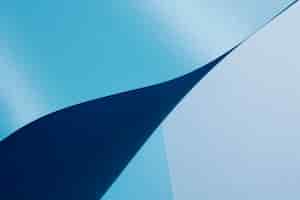 Foto grátis vista alta de folhas de papel curvas azuis