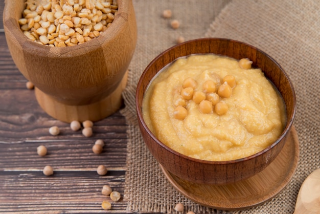 Vista alta de sopa de creme de grão de bico vegan