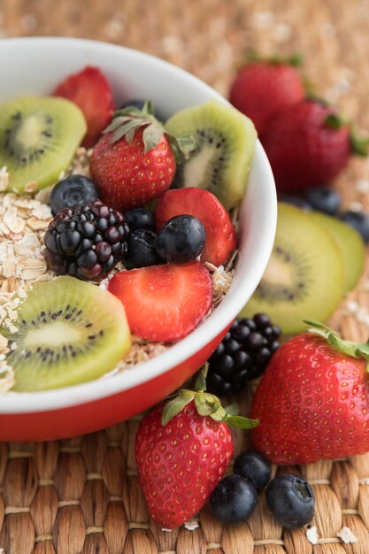 Vista alta deliciosa salada de frutas