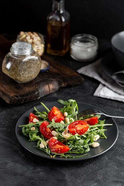 Vista alta deliciosa salada no prato escuro