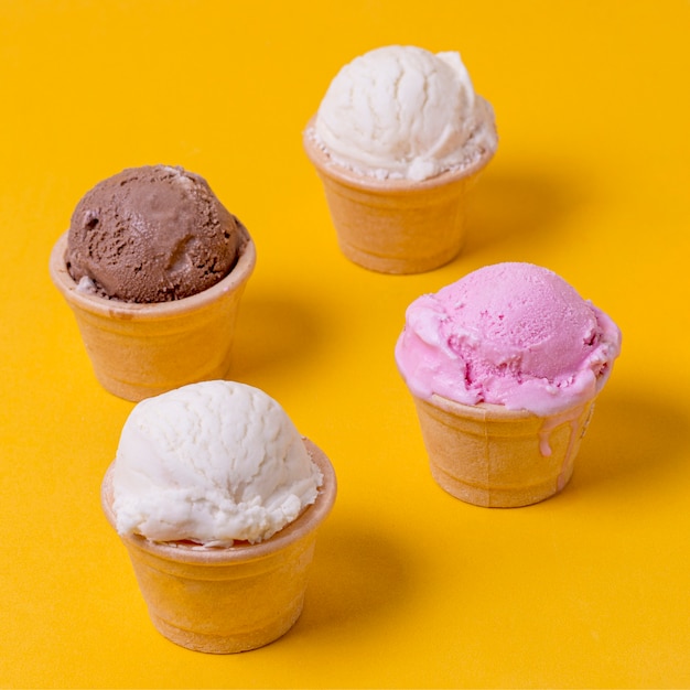 Vista alta diferentes sabores de sorvete em cones