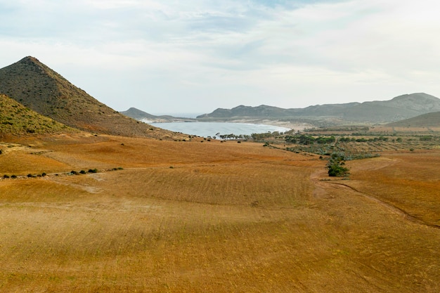 Vista alta do campo seco e montanhas com lagos