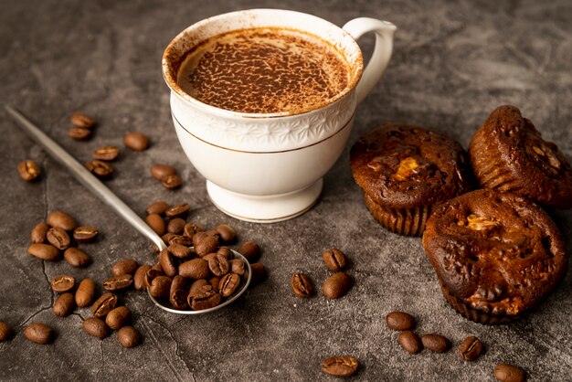 Vista alta xícara de café com bolinhos