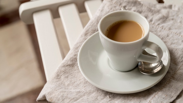 Vista alta xícara de café na mesa