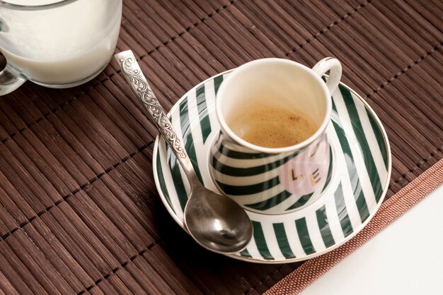 Vista alta xícara de café na mesa