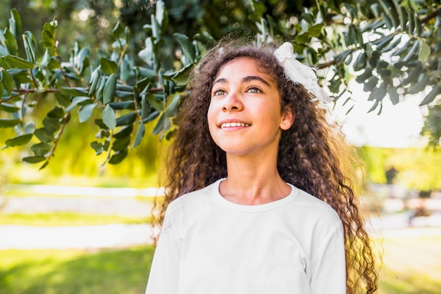 Vista baixa ângulo, de, um, menina feliz, ficar, parque