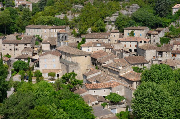 Vista da bela vila francesa de Labeaume