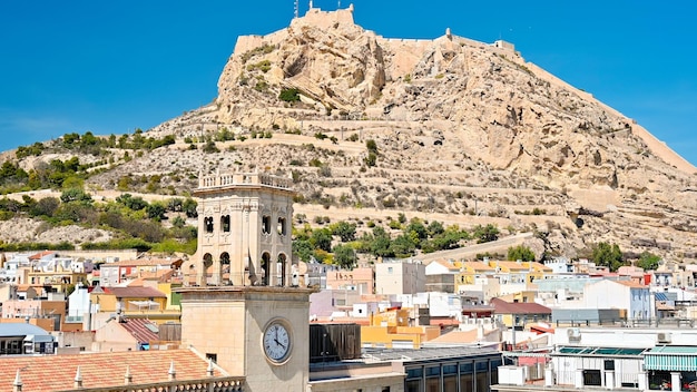 Foto grátis vista da câmara municipal de alicante e do castelo de santa bárbara