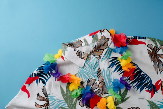 Vista da camisa havaiana com estampa floral