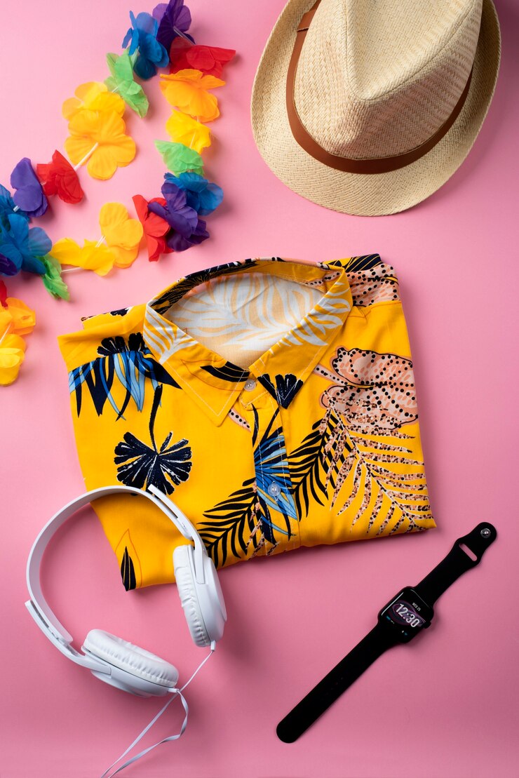 Foto grátis vista da camisa havaiana com fones de ouvido e smartwatch