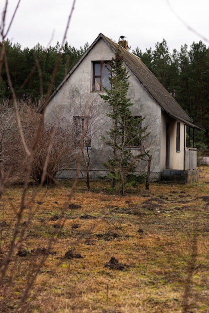 Foto grátis vista da casa abandonada e decadente na natureza