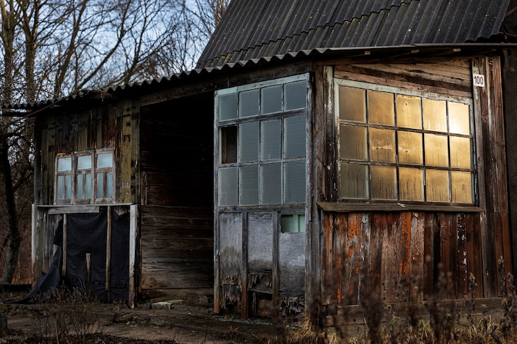 Foto grátis vista da casa velha e abandonada na natureza