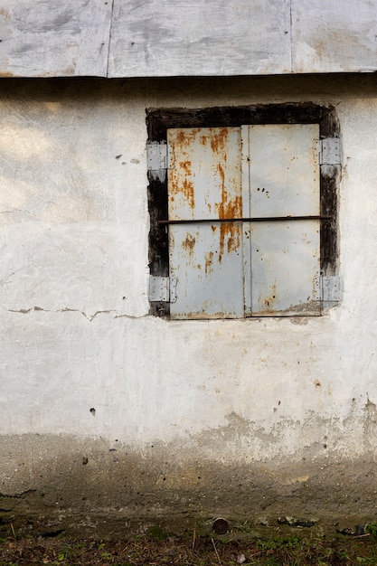 Foto grátis vista da casa velha e abandonada na natureza