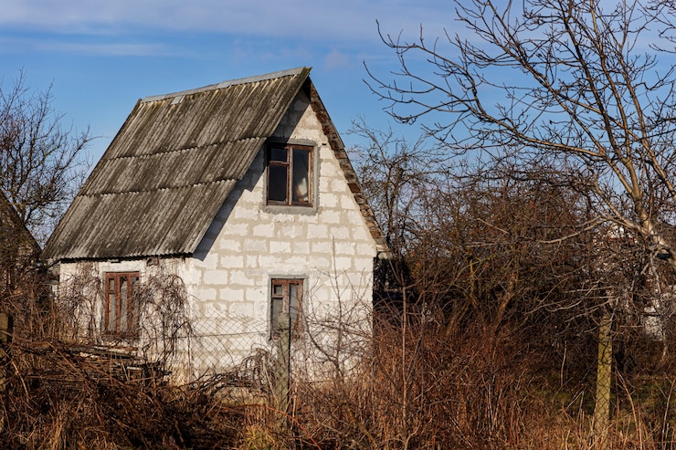 Foto grátis vista da casa velha e abandonada na natureza