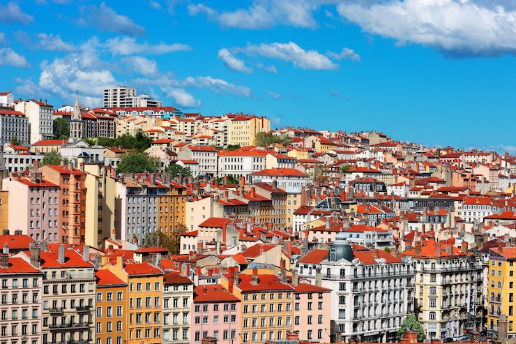 Foto grátis vista da cidade de lyon com céu azul, frança