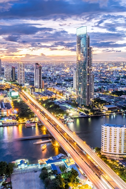 vista da cidade e construção no crepúsculo em Bangkok, Tailândia