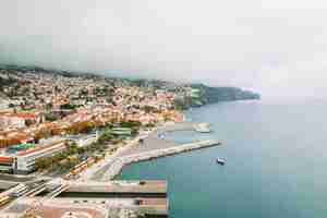 Foto grátis vista da cidade velha do funchal - a capital da ilha da madeira junto ao oceano atlântico