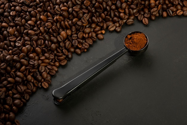 Vista da colher com grãos de café