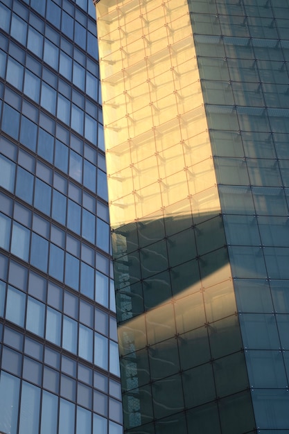 Vista da construção da cidade com sombras à luz do dia