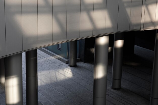 Vista da construção da cidade com sombras à luz do dia