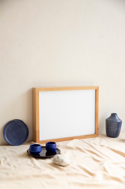 Foto grátis vista da decoração do quarto composta por moldura e vaso de plantas com copos