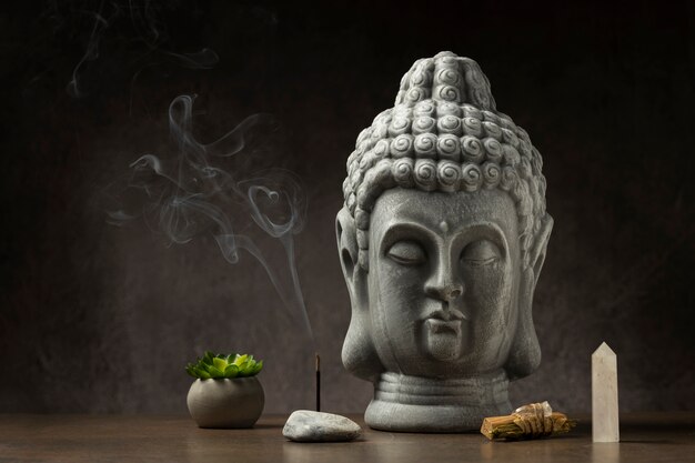 Vista da estatueta de Buda com incenso