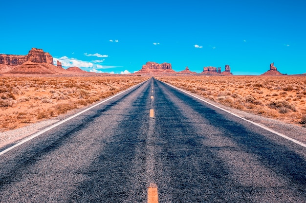 Vista da estrada panorâmica dos EUA para o Parque Monument Valley em Utah