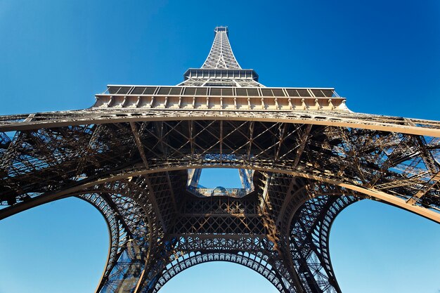 Vista da famosa Torre Eiffel com céu azul, França