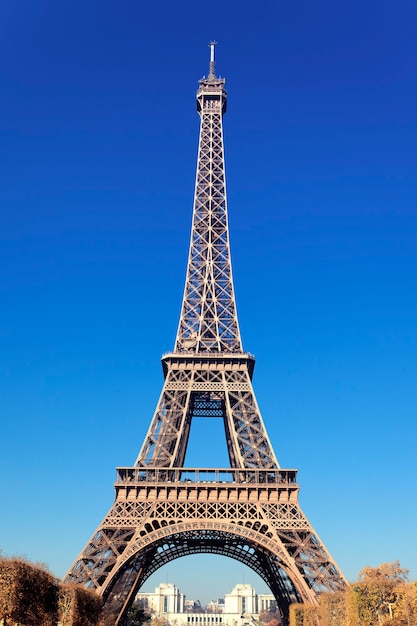 Vista da famosa Torre Eiffel em Paris