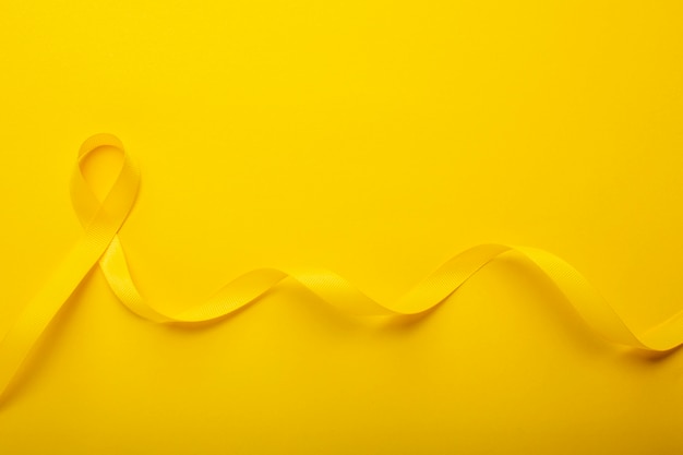 Vista da fita amarela sobre fundo amarelo