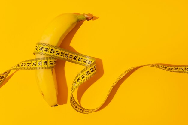 Foto grátis vista da fita métrica com banana