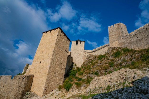 Vista da fortaleza medieval de golubac na sérvia