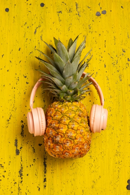 Vista da fruta abacaxi com fones de ouvido