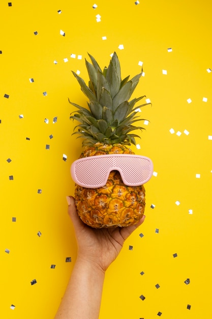 Vista da fruta abacaxi com óculos de sol legais