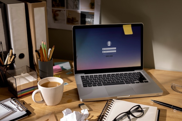 Vista da mesa de escritório com espaço de trabalho bagunçado e laptop