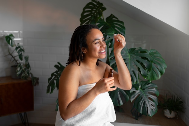 Foto grátis vista da mulher com a barba por fazer em casa na cena da vida diária