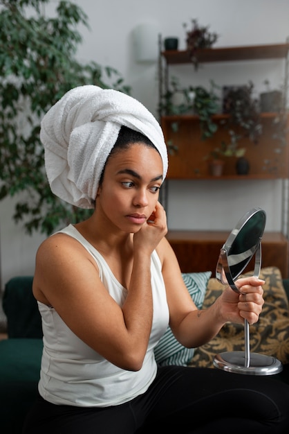 Foto grátis vista da mulher com a barba por fazer em casa na cena da vida diária