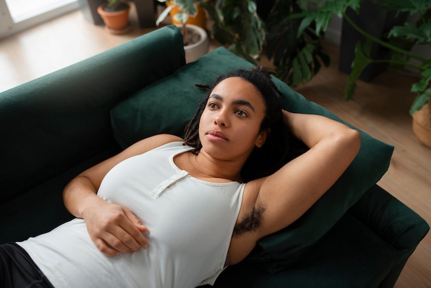 Foto grátis vista da mulher com a barba por fazer em casa na cena da vida diária