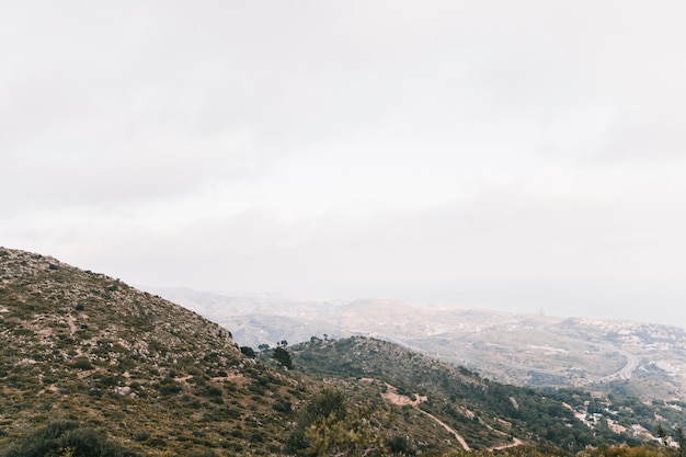 Vista da paisagem de montanha contra o céu