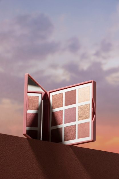 Foto grátis vista da paleta de sombras com céu e nuvens