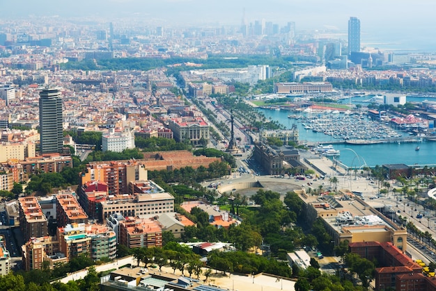 Vista da parte litorânea de Barcelona a partir do helicóptero