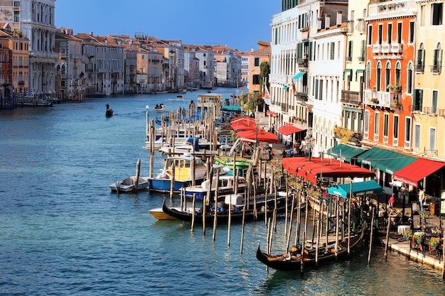 Vista da Ponte Rialto em Veneza, Itália
