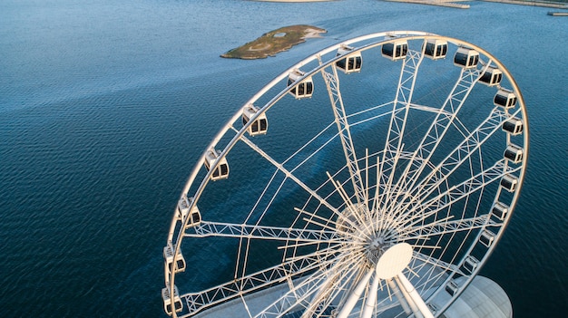 Foto grátis vista da roda gigante para o mar 3