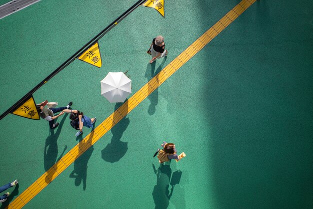 Vista da rua com sombras diurnas e pessoas