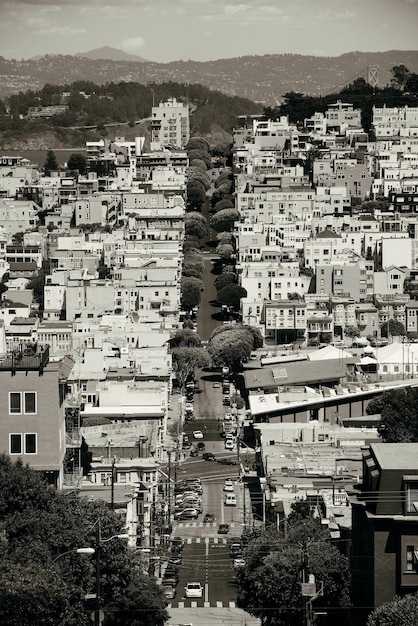 Vista da rua de São Francisco nas colinas vistas do topo da Lombard Street