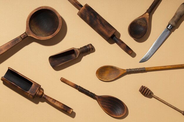 Vista da tesoura vintage com utensílios de madeira