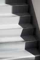 Foto grátis vista das escadas com sombras diurnas