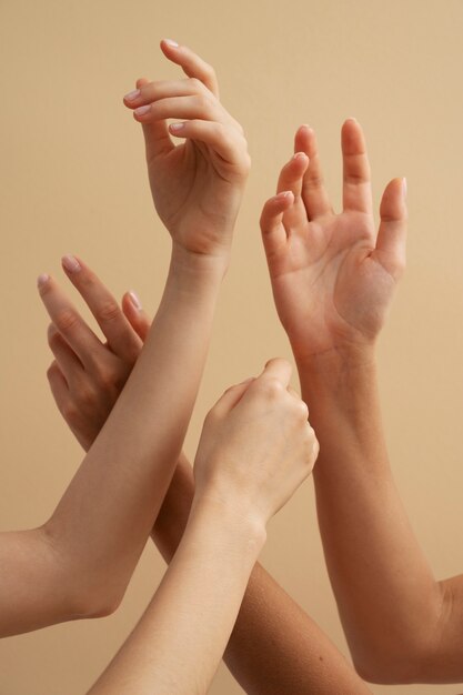 Vista das mãos humanas contra o fundo colorido