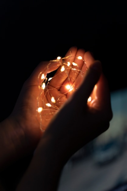 Foto grátis vista das pequenas luzes das mãos